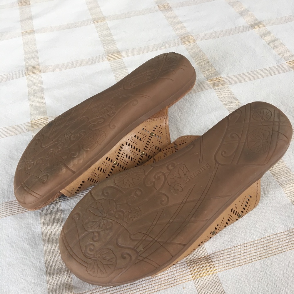 7 1/2 MED BARETRAPS SUEDE TAN SOLE WITH CUTWORK BRUSHED BRASS METAL DECORATION. - Picture 4 of 6